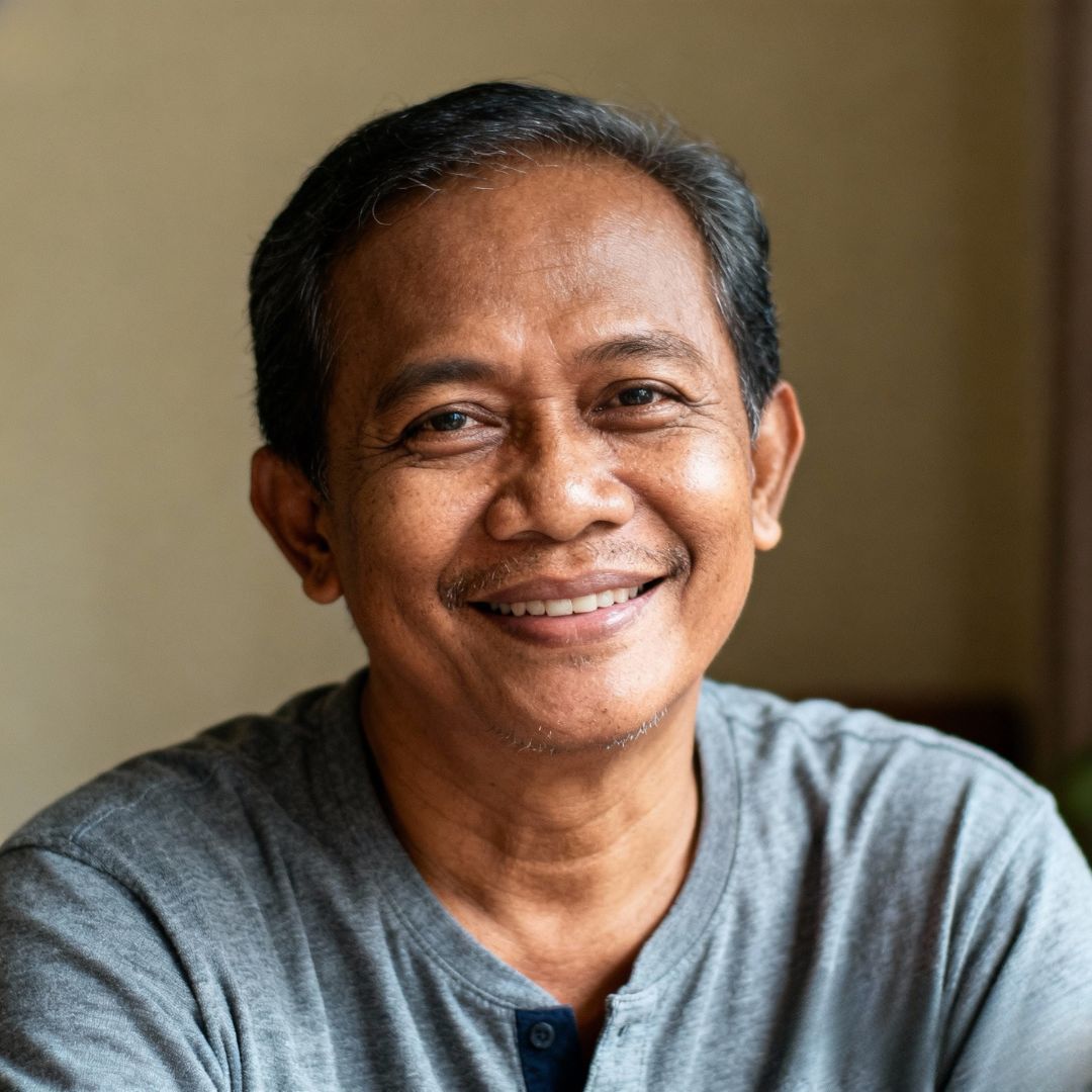Pria berusia sekitar 50 tahun tersenyum setelah menjalani rutinitas sehat